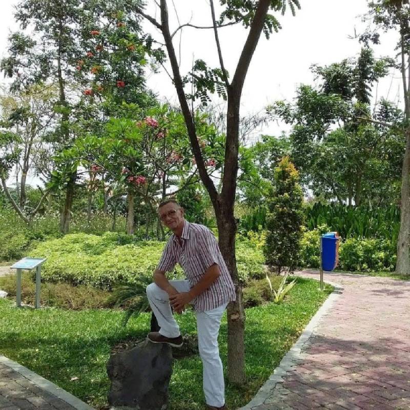 Helmut, 70, Karabak