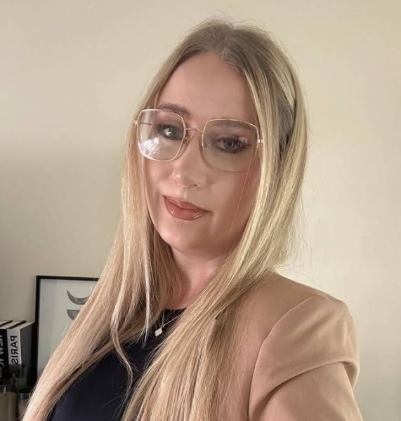 Mia, 36, Csis