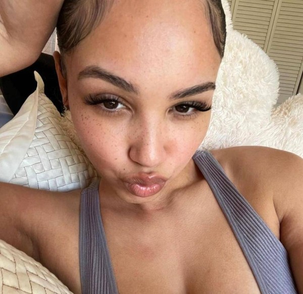 sarah, 26, Narayongong