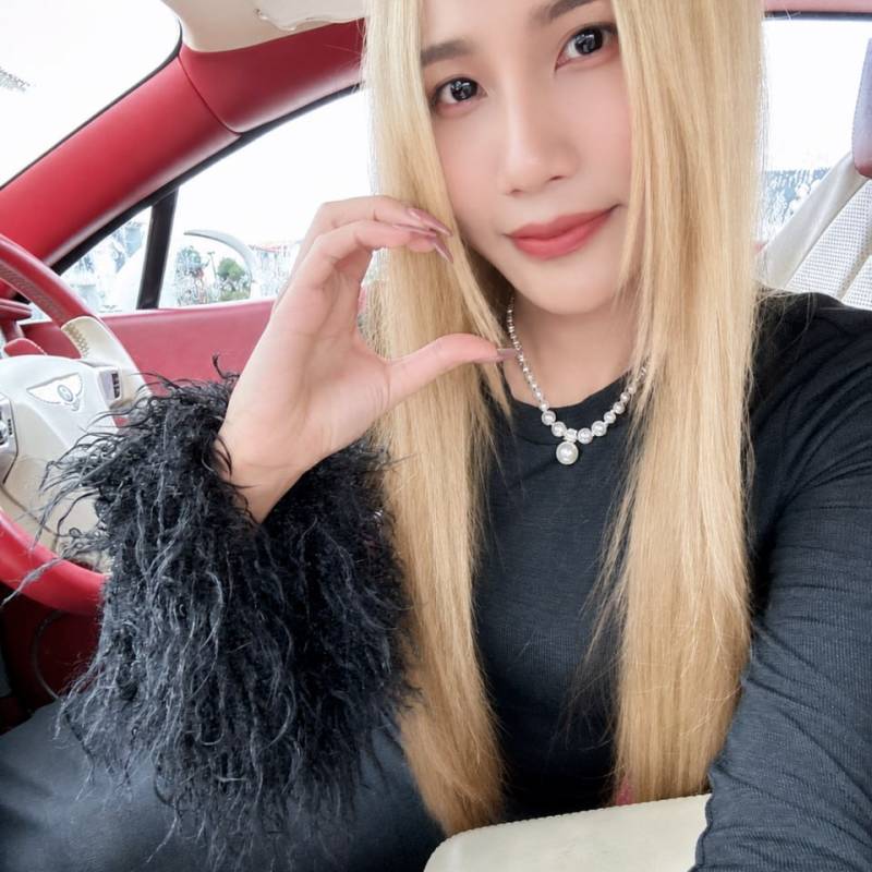 Kelly, 37, Adjahom