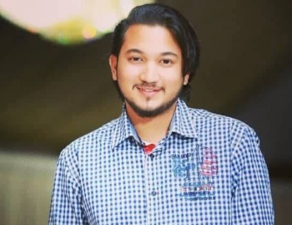 Ali, 28, Tiksi