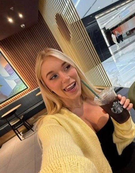 Elle Brooke, 46, Halawa