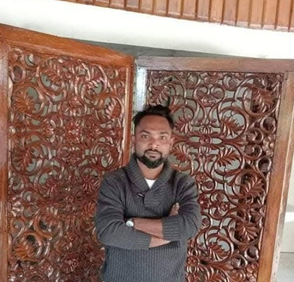M.MI-.MOMIN, 33, Jenison