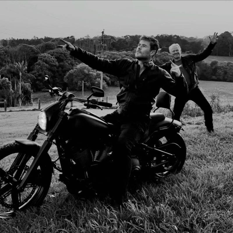 chrishemsworth dating